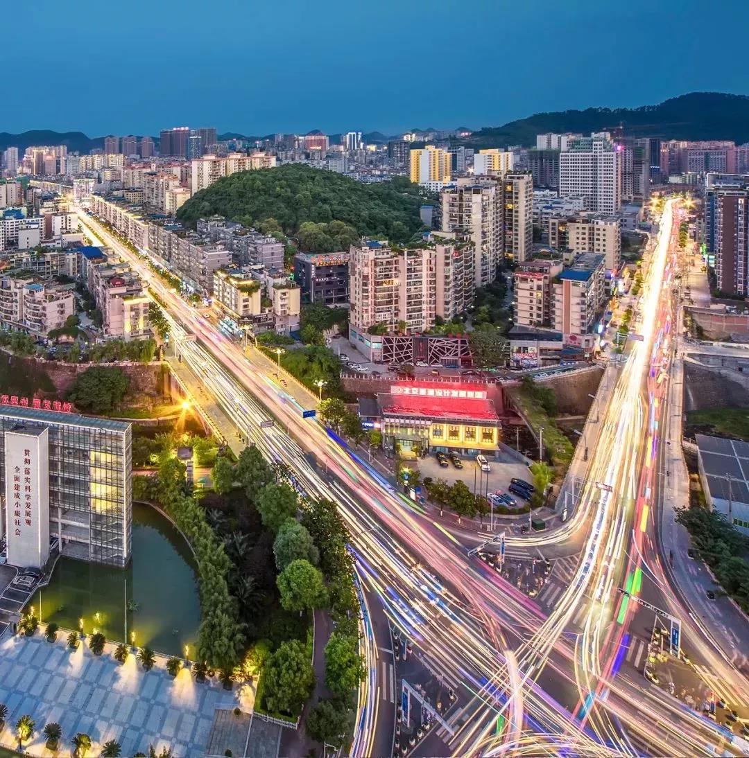 遵義市匯川區(qū)南京路，黔路之上的多彩貴州