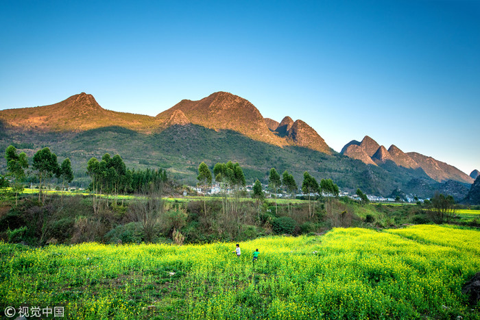 夕陽之下萬峰林的群山環(huán)抱