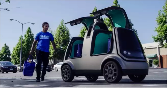 This unmanned vehicle delivers groceries.正在運送食雜貨品的無人駕駛汽車