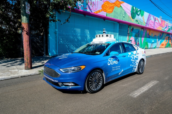 A Ford Fusion Hybrid.福特融合混合動力車